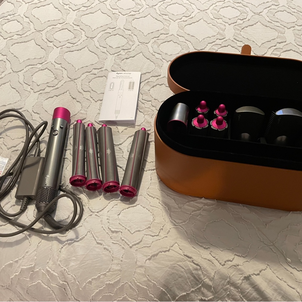 Dyson Air Wrap used but in great condition. Includes long barrels plus originals